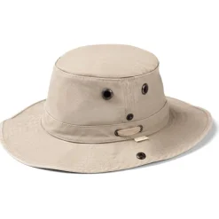 - The Wanderer - Hut><noscript><img width=